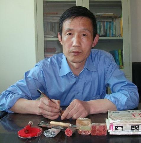 正在篆刻的周春明